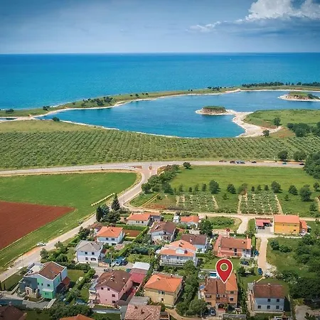 Lukas Villa